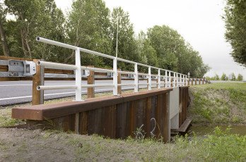 White steel bridge railings on the N218 at Brielle