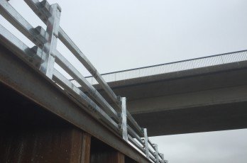 Steel Safety Railing sur la nationale N279 le long du canal Zuid-Willemsvaart